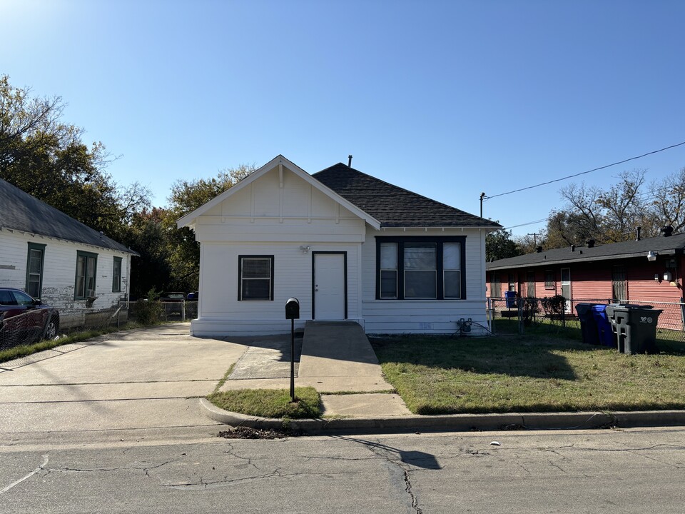 1224 J J Flewellen Rd in Waco, TX - Foto de edificio