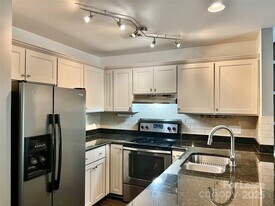 3306 Selwyn Farms Ln in Charlotte, NC - Building Photo