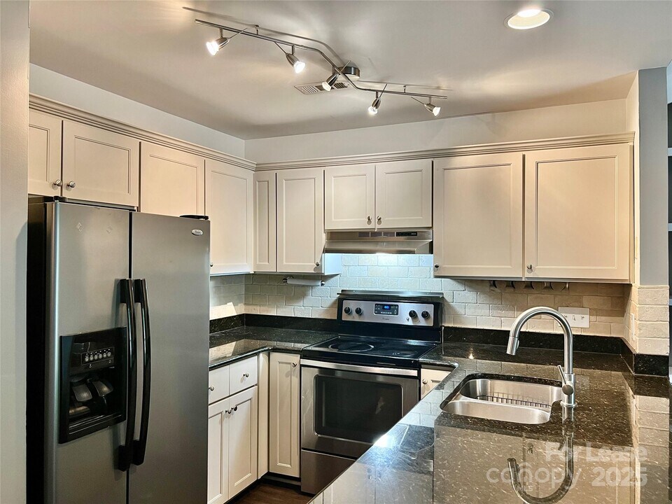 3306 Selwyn Farms Ln in Charlotte, NC - Building Photo