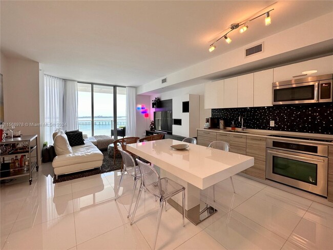 1300 Brickell Bay Dr, Unit 3204 in Miami, FL - Building Photo - Building Photo