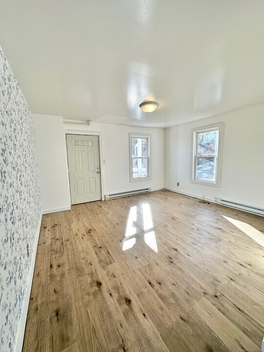 67 6th St in Norwich, CT - Building Photo