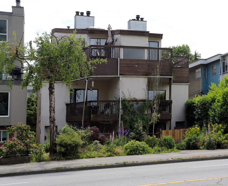 2120 Cornwall Ave in Vancouver, BC - Building Photo