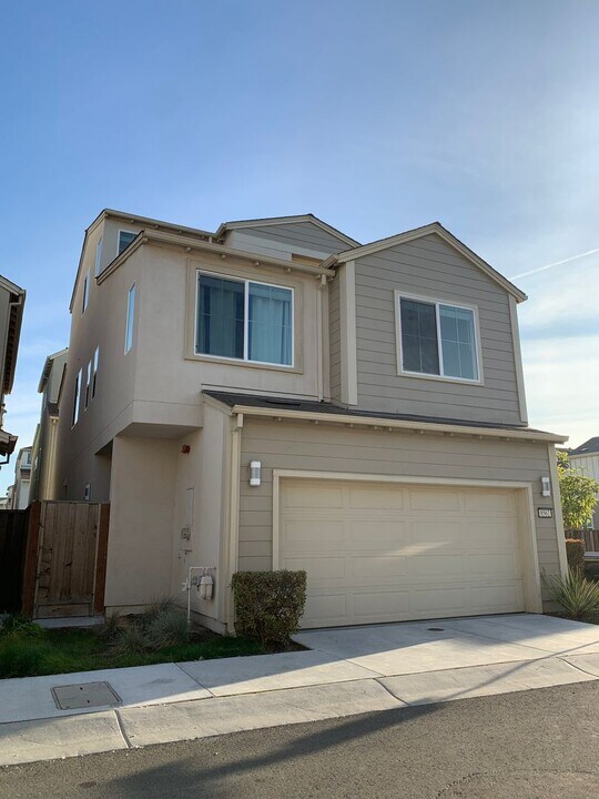 8562 Schooner Way in Newark, CA - Foto de edificio