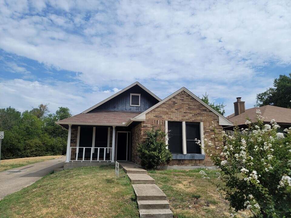 1201 Wheatfield Dr in Mesquite, TX - Building Photo