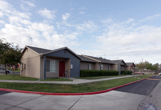 Casa De La Vina Apartments in Madera, CA - Building Photo - Building Photo