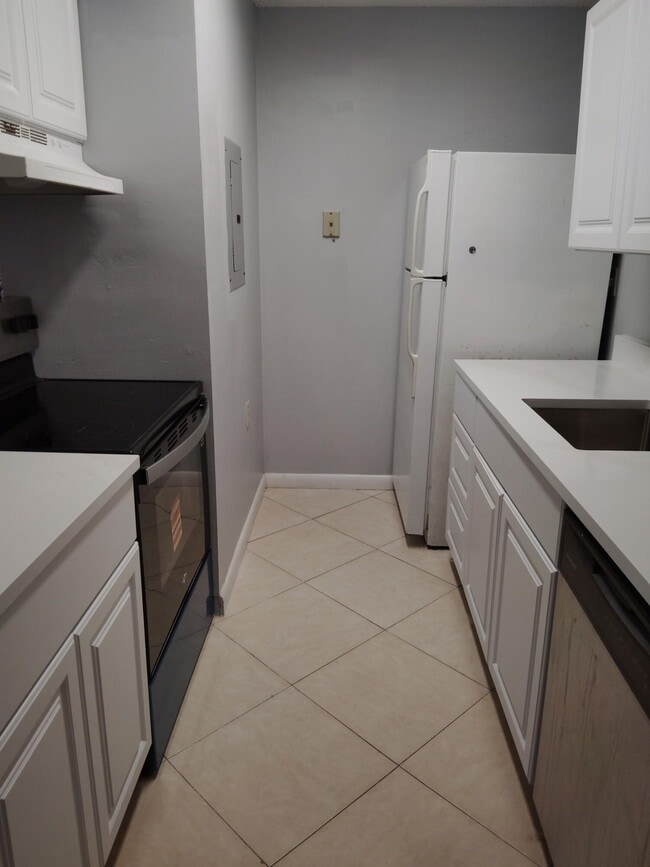 1140 Lake Victoria Dr in West Palm Beach, FL - Building Photo - Building Photo