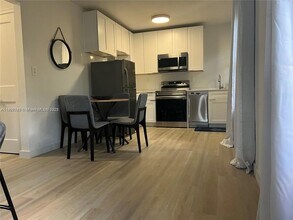 421 75th St, Unit 3 in Miami Beach, FL - Building Photo - Building Photo