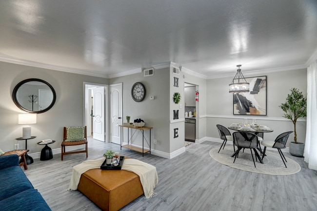 San Marino Apartments in Houston, TX - Foto de edificio - Building Photo