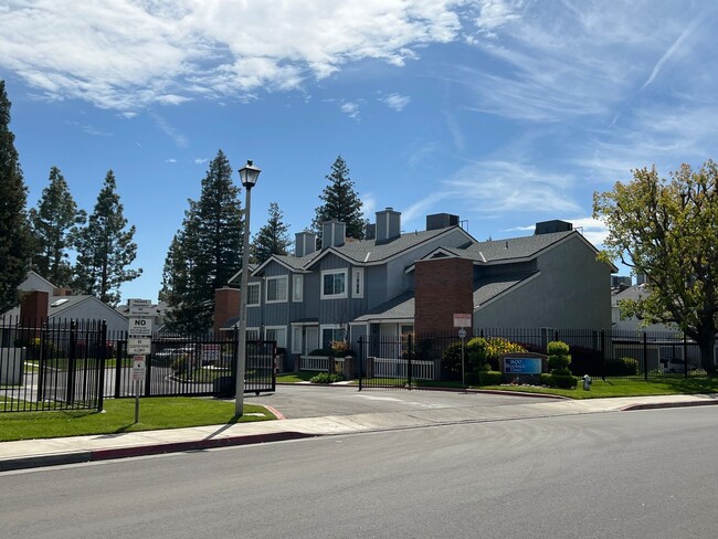 2600 Brookside Dr in Bakersfield, CA - Building Photo - Building Photo