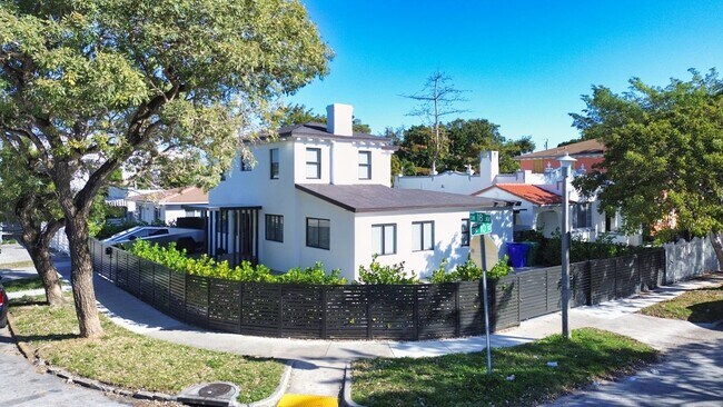 927 SW 18th Ave in Miami, FL - Building Photo - Building Photo