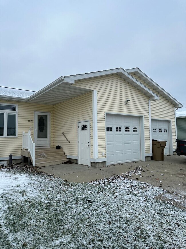 1928 28th St SW in Minot, ND - Building Photo - Building Photo