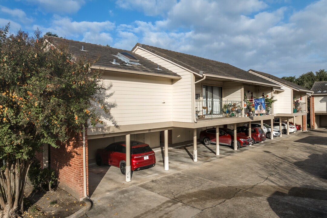 Lakeside Green Condominiums in Houston, TX - Building Photo