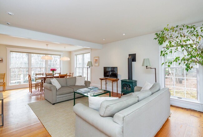 606 Three Mile Harbor Hog Creek Rd in East Hampton, NY - Building Photo - Building Photo