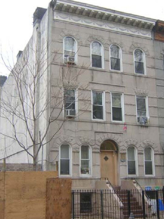 857 Halsey St in Brooklyn, NY - Building Photo