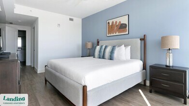 1950 Mayfair St, Unit 923 in Naples, FL - Foto de edificio - Building Photo