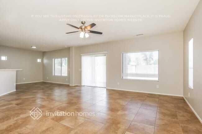 13050 W Larkspur Rd in El Mirage, AZ - Foto de edificio - Building Photo