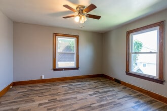 1527 8th Ave, Unit 2 in Moline, IL - Building Photo - Building Photo