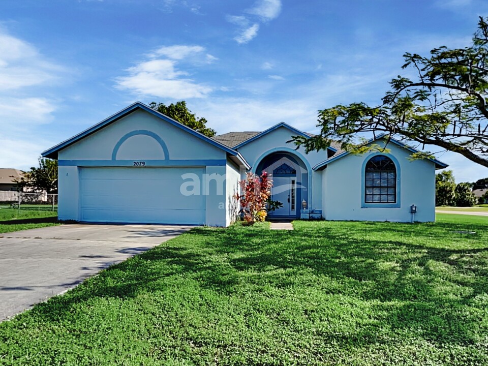 2079 SE Heathwood Cir in Port St. Lucie, FL - Foto de edificio