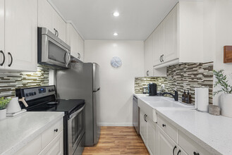 7742 Redlands St, Unit H1027 in Playa Del Rey, CA - Foto de edificio - Building Photo