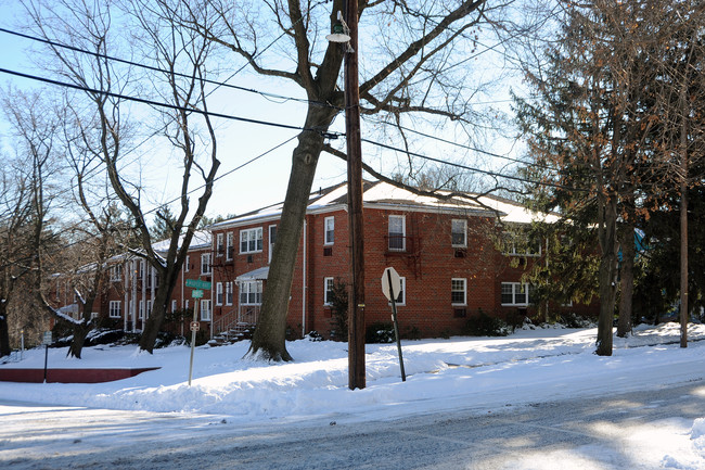 Maple Shade Apartments in Oradell, NJ - Foto de edificio - Building Photo