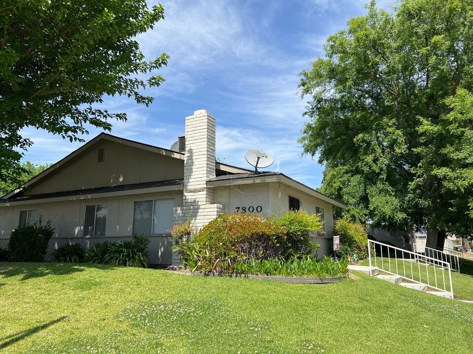 7800 N Laurelglen Blvd in Bakersfield, CA - Foto de edificio