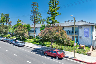 Woodridge Apartments in Northridge, CA - Foto de edificio - Building Photo