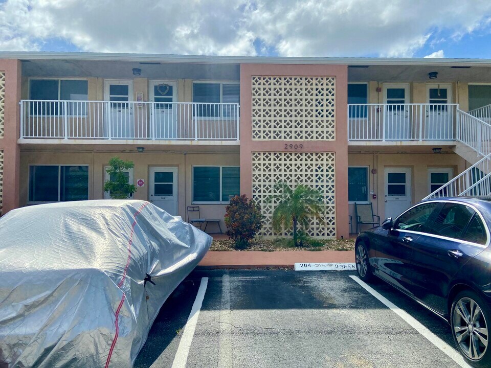 2909 Middle River Dr in Fort Lauderdale, FL - Building Photo