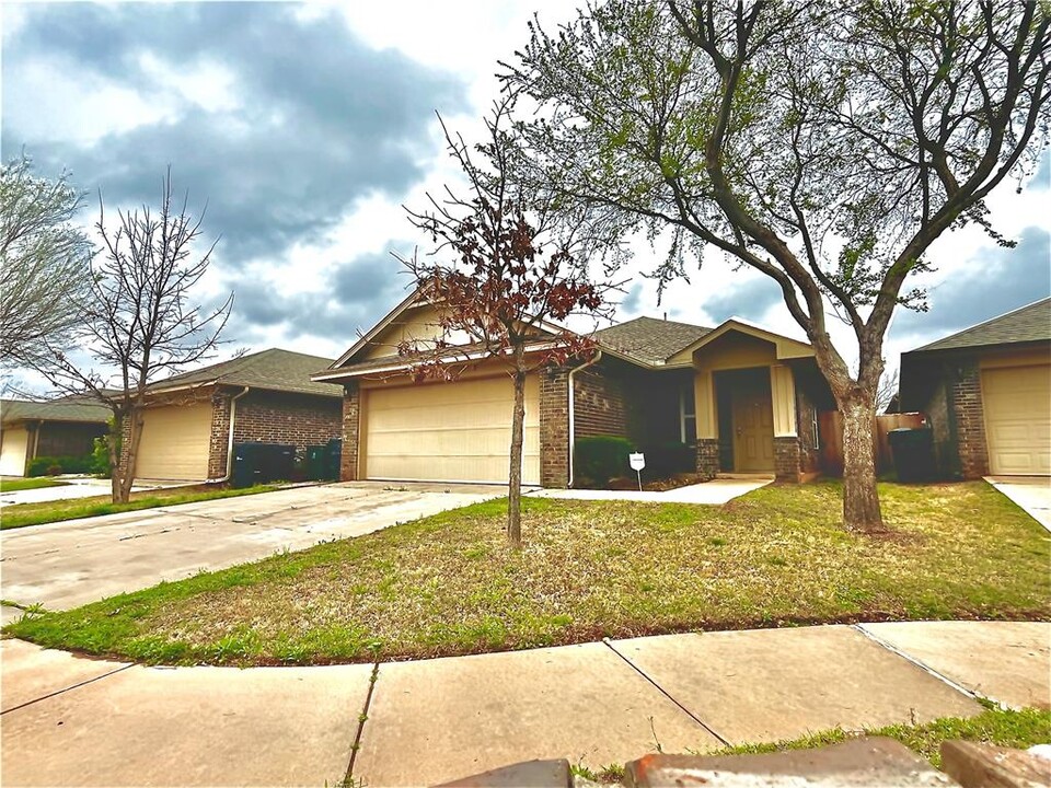 913 Denmark St in Yukon, OK - Building Photo