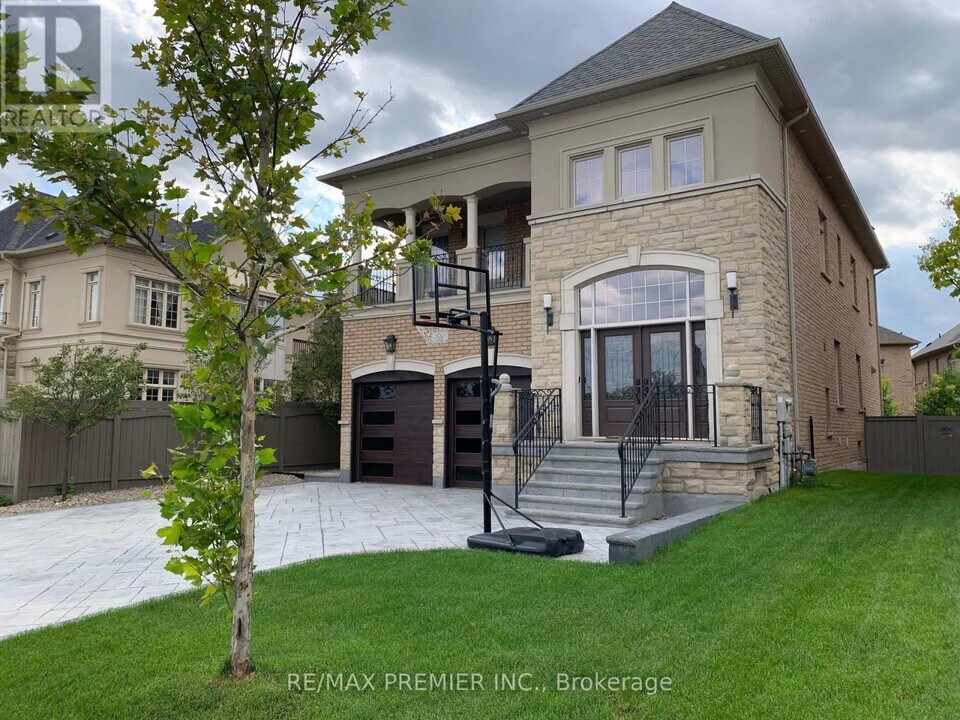 76 Orleans Cir in Vaughan, ON - Building Photo