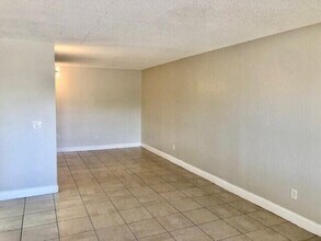 6043 10th Ave N in Greenacres, FL - Building Photo - Building Photo