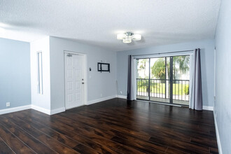 1005 Green Pine Blvd in West Palm Beach, FL - Building Photo - Building Photo