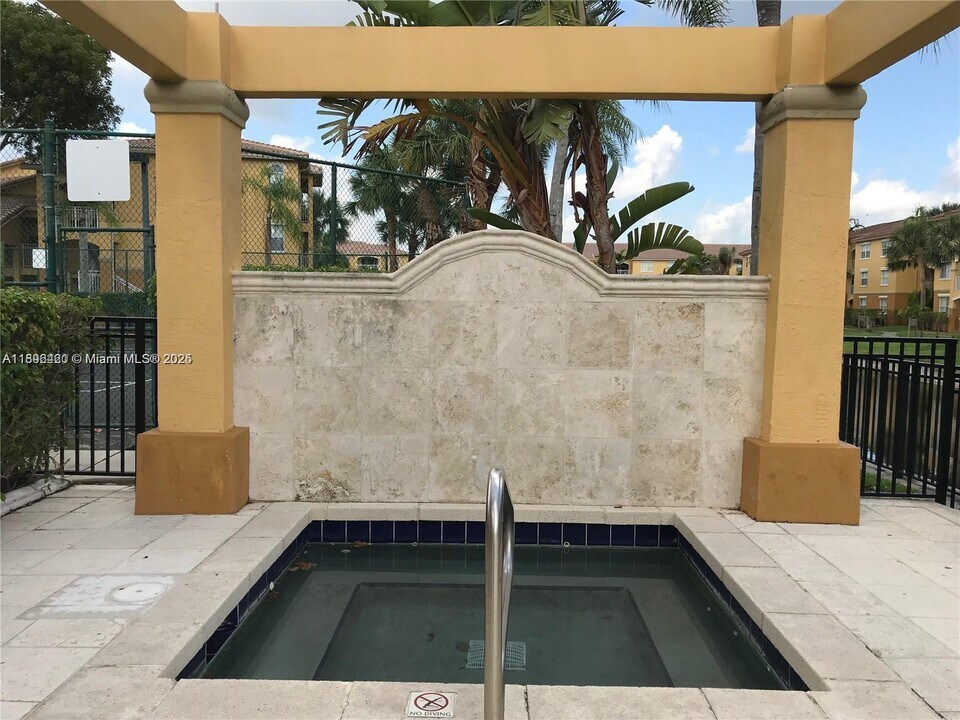 150 NW 96th Ave in Pembroke Pines, FL - Building Photo