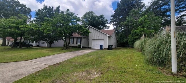 property at 912 Hollydale Ln