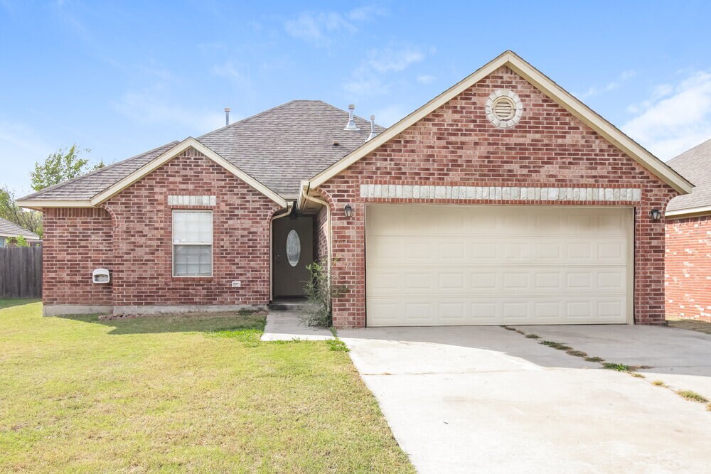 4009 Notting Hill Dr in Moore, OK - Building Photo