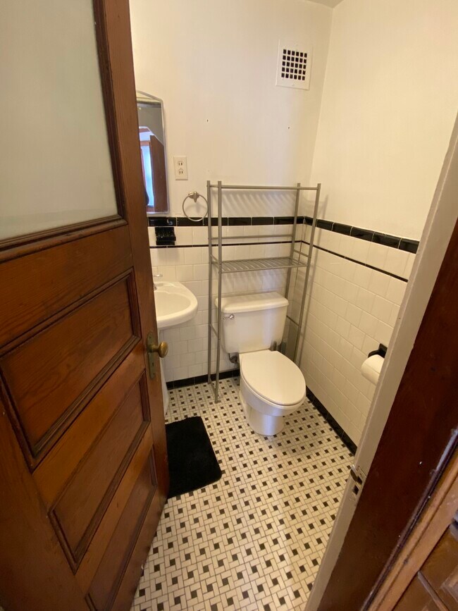 854 Beacon St, Unit E4 in Boston, MA - Building Photo - Building Photo