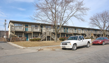 Red Hawk Apartments in Lawrence, KS - Building Photo - Building Photo