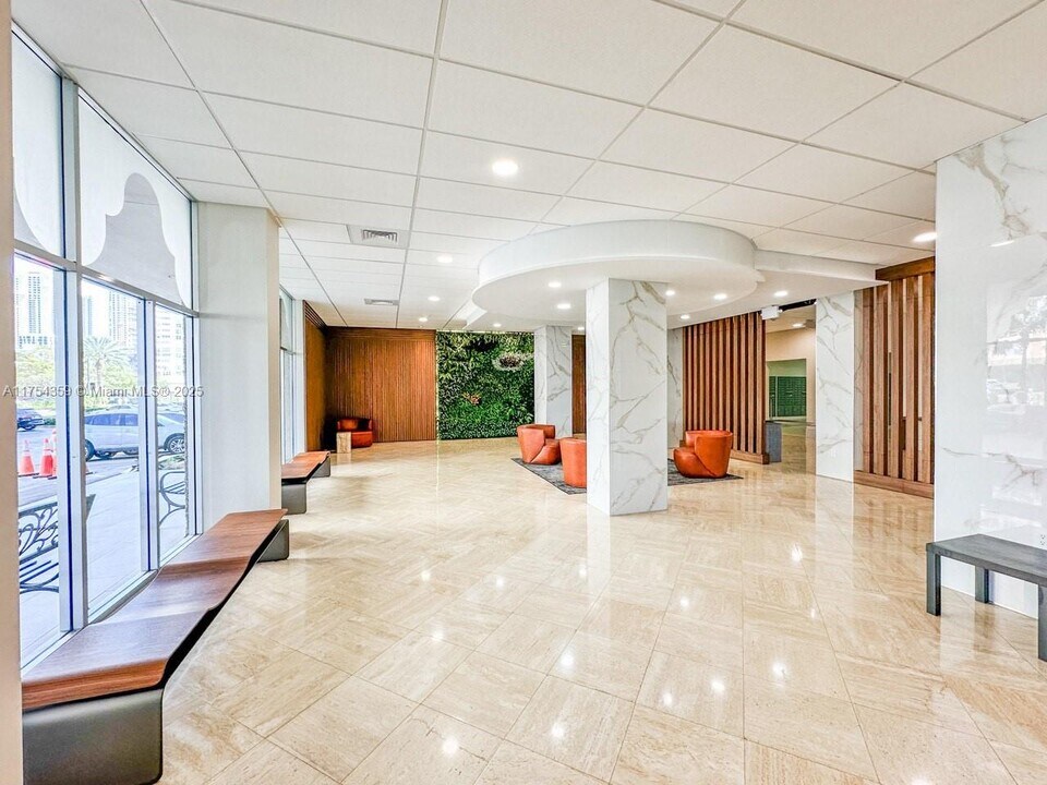 250 174th St in Sunny Isles Beach, FL - Building Photo