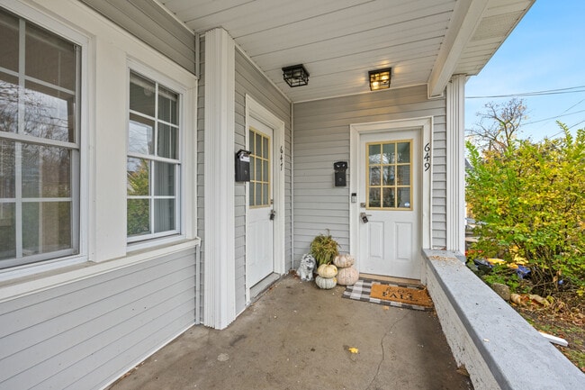 647 Fairview Ave NE in Grand Rapids, MI - Foto de edificio - Building Photo