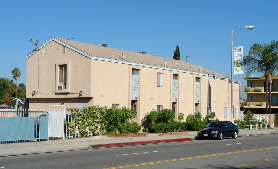 6121 Coldwater Canyon Ave in North Hollywood, CA - Foto de edificio