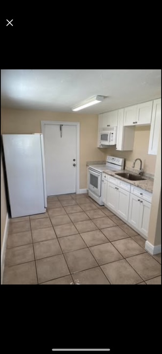 3625 Poinsettia Ave in Naples, FL - Building Photo