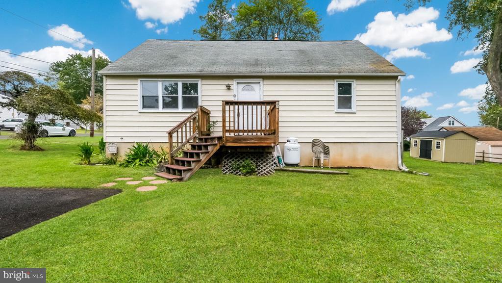 421 Avenue C in Horsham, PA - Building Photo