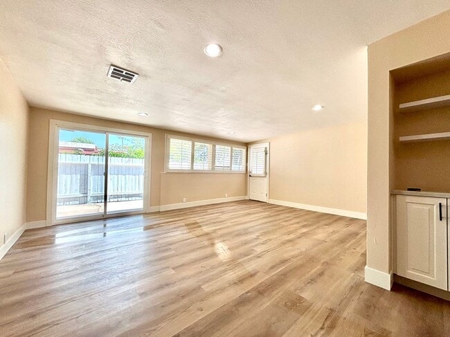 2013 Victoria in Fullerton, CA - Foto de edificio - Building Photo