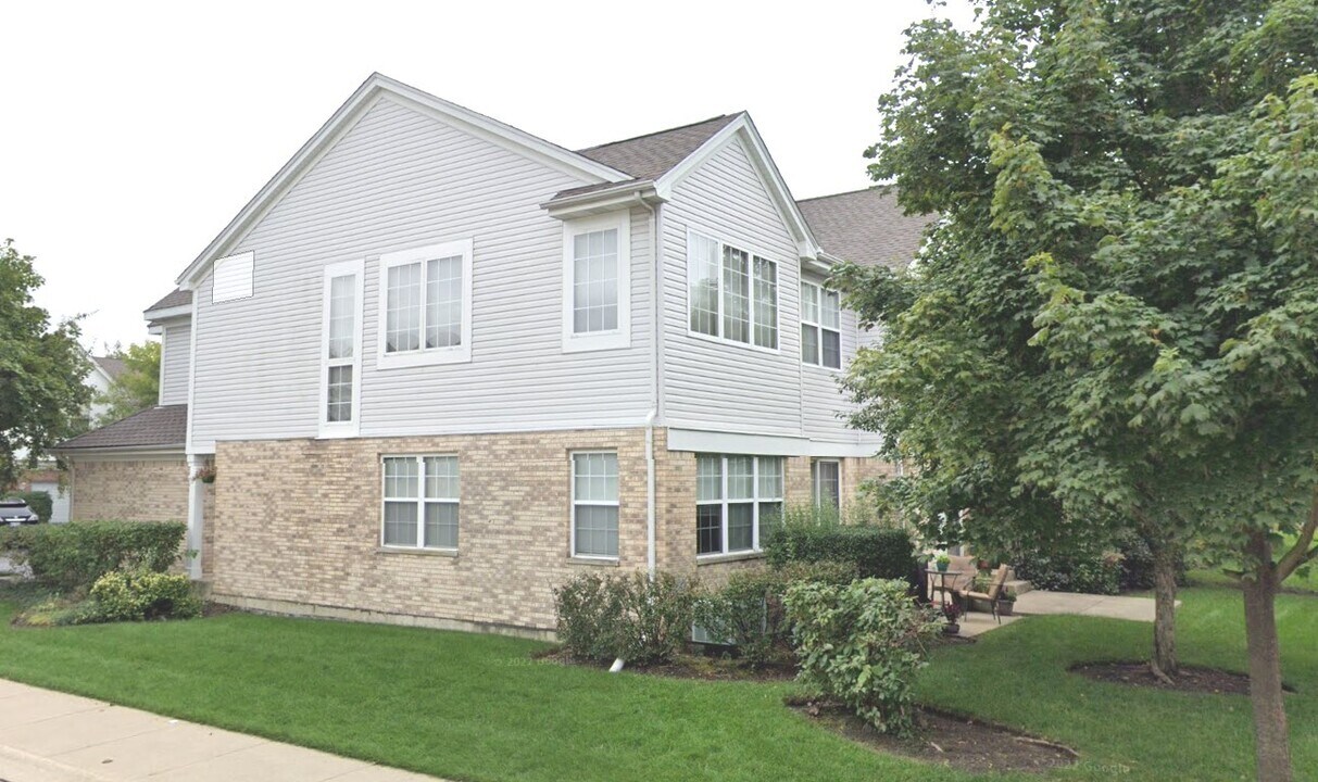 272 Bay Dr in Itasca, IL - Building Photo