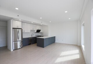 42-78-78 Main St in Queens, NY - Building Photo - Building Photo