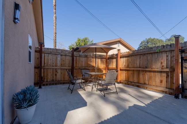 7443 Jordan Ave in Canoga Park, CA - Building Photo - Building Photo