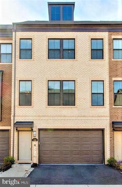 3066 Alan Shepard St in Herndon, VA - Building Photo