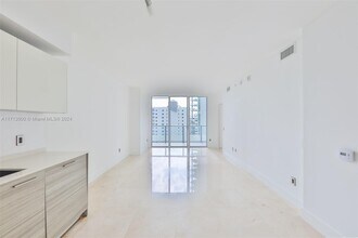 1300 Brickell Bay Dr, Unit # 1206 in Miami, FL - Foto de edificio - Building Photo