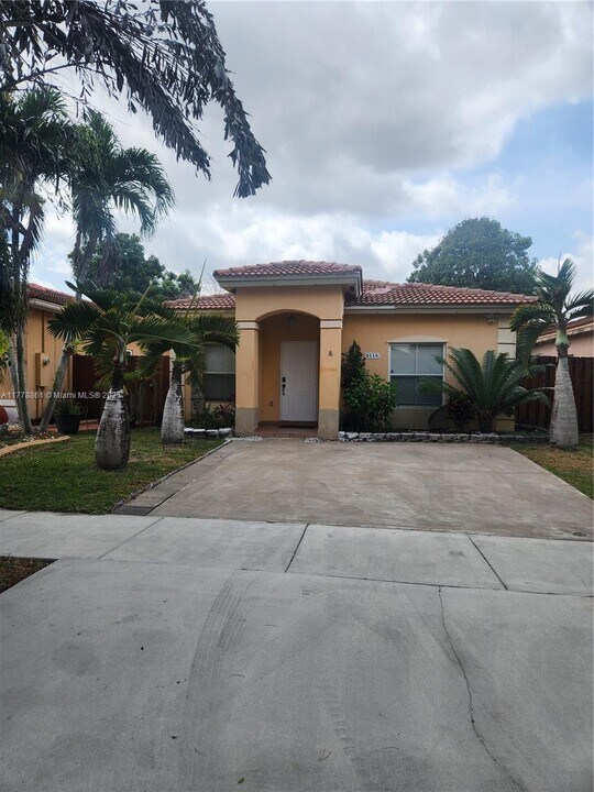 8118 NW 200th St in Hialeah, FL - Building Photo