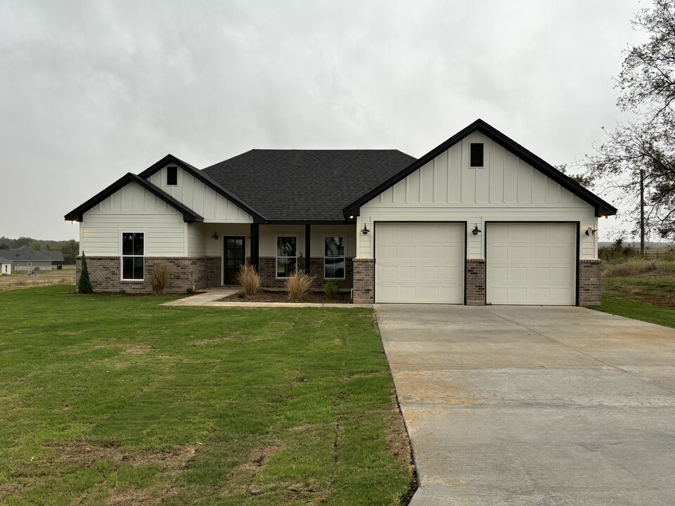 100 Mc Bryde Ln in Poolville, TX - Foto de edificio