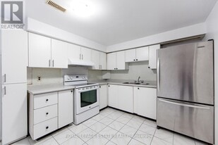 4129 Brandon Gate Dr in Mississauga, ON - Building Photo